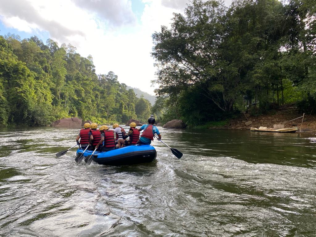 water rafting at kithulgala on rough waters